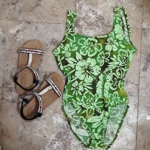 Green one -piece flower bathing suit